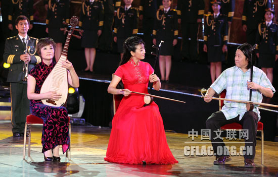 “百花赋——纪念中国文学艺术界成立60周年文艺晚会”7月17日晚在北京人民大会堂举办。图为吴玉霞、姜克美、卞留念(左起)在演奏。