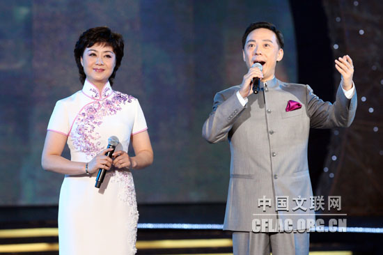“百花赋——纪念中国文学艺术界成立60周年文艺晚会”7月17日晚在北京人民大会堂举办。图为于魁智、李胜素京剧《白毛女》选段。