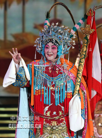 “百花赋——纪念中国文学艺术界成立60周年文艺晚会”7月17日晚在北京人民大会堂举办。图为马金凤表演豫剧《穆桂英挂帅》选段。