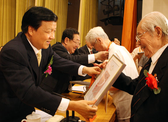 71715ʱйʮڱ¡ٿͼΪξίԱǴǡɽ쵼Ϊйչ60չߴ䷢֤֤顣й Ӱ