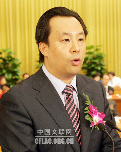 7月17日15时,纪念中国文联成立六十周年大会在北京人民大会堂隆重召开。图为共青团中央书记处第一书记陆昊代表人民团体致贺词。中国文联网 孟祥宁摄影报道