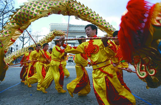 2003年春节期间,巴黎香榭丽舍大街涌动中国春潮 新华社记者 陈立群/摄