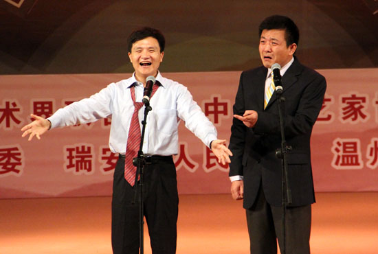 李伟建,武宾表演相声《瞧这一家子》