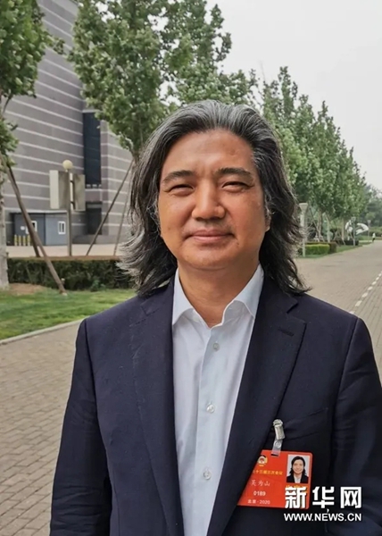 两会话题讲好中国故事