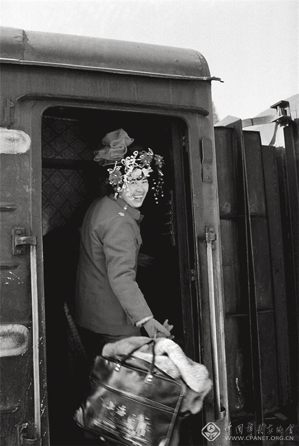 中国文艺网_王福春作品：《火车上的中国人》