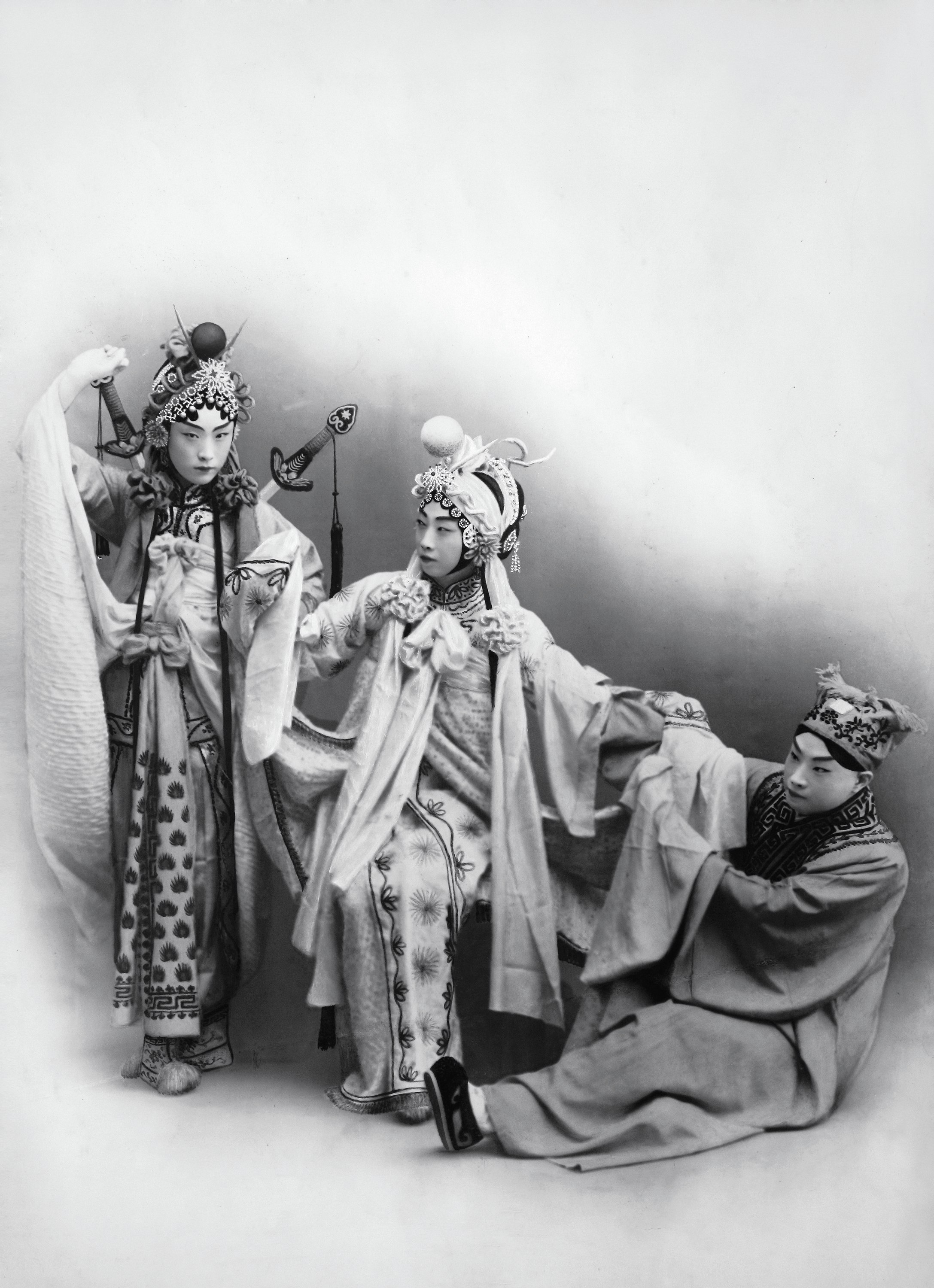 京剧《白蛇传》梅兰芳饰白蛇(中)、尚小云饰青蛇(左)、程砚秋饰许仙2