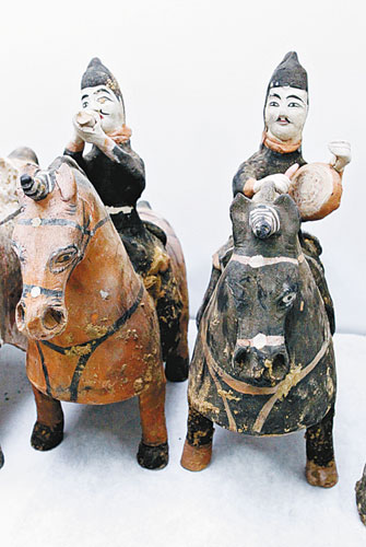 西安发现十六国墓出土完整陶俑仪仗队
