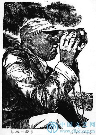 彦涵一手拿刻刀一手拿枪的革命战士