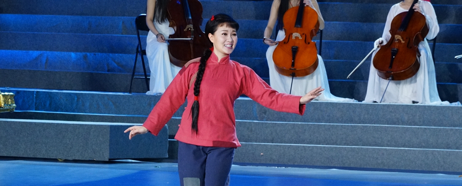 雷佳在"百花迎春"现场演唱《北风吹随想》