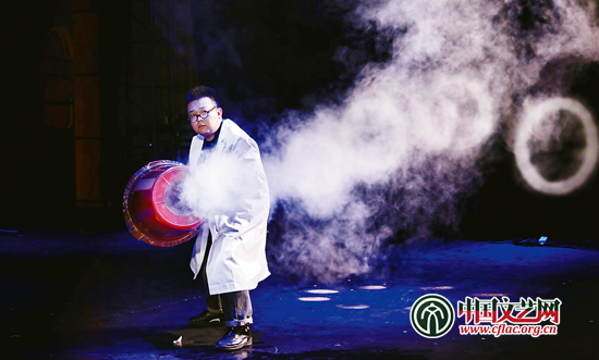 毛镇凯用烟炮打出烟圈