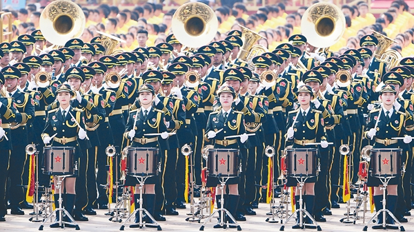 中国人民解放军联合军乐团在演奏 新华社记者 罗晓光 摄