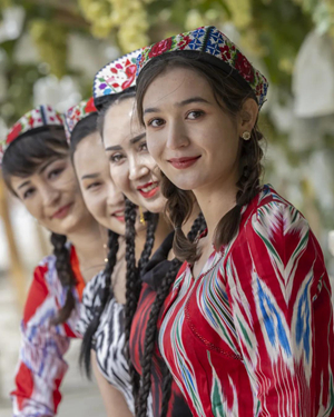 天山放歌新疆各族人民幸福生活主题摄影展览上线中华数字艺术城