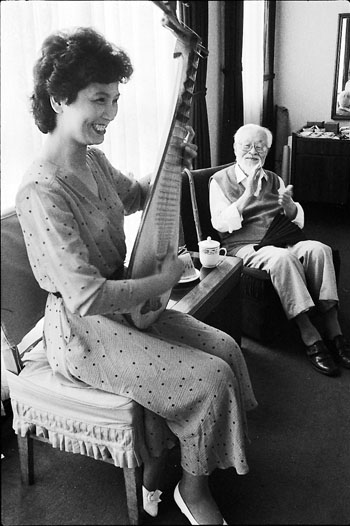 朱屺瞻与著名评弹演员庄凤珠喜闻评弹,昆曲,岂止是弦律,节奏相通?