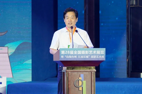 葛学斌致辞。 陈黎明 摄　　葛学斌在致辞中说，希望浙江省文联、台州市