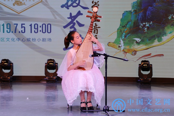 弹拨芬芳荆莹学生音乐会在京举办