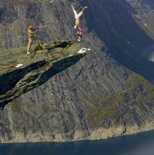 挪威杂技演员悬崖边表演倒立 用生命挑战极限(组图)